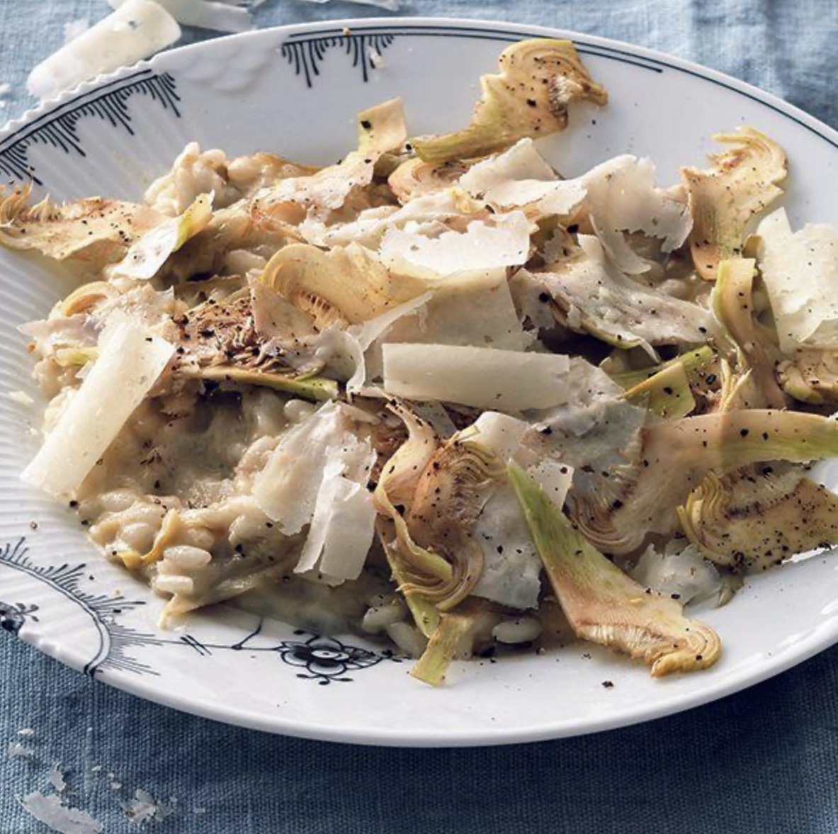 Kremowe risotto z karczochami i płatkami pecorino