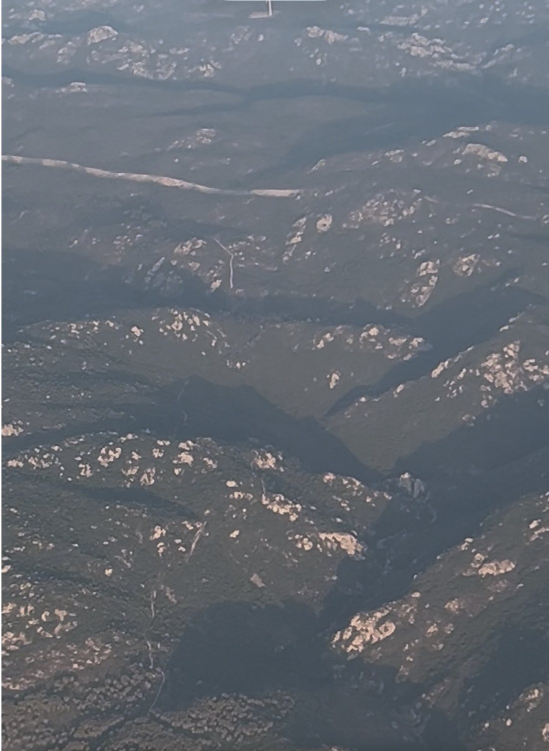 Vista aerea della terra e delle montagne della Sardegna legate all’origine dell’olio